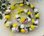 Blomsterkrans med roser og silkebånd i hvid/gul med lille corsage 